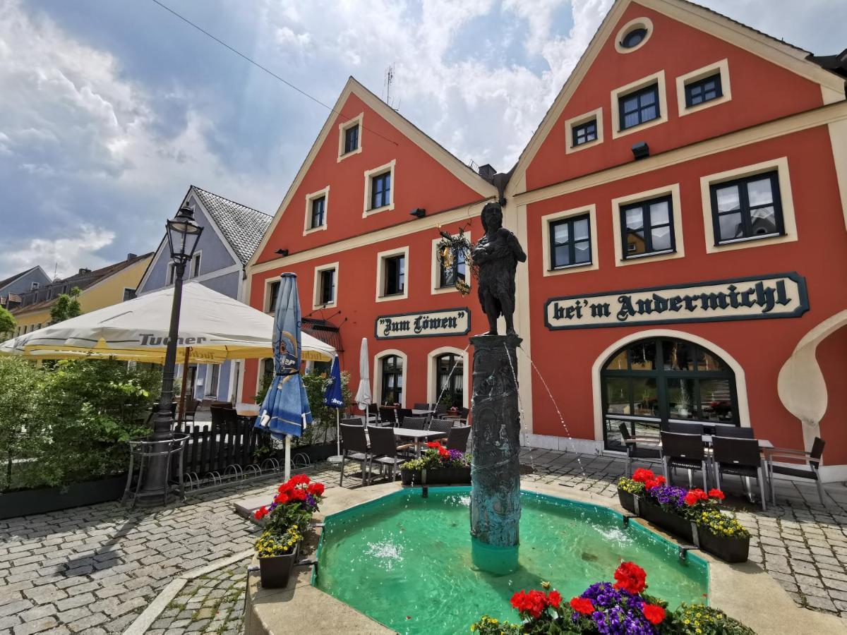 Hotel Gasthof Zum Loewen Velburg Exterior photo