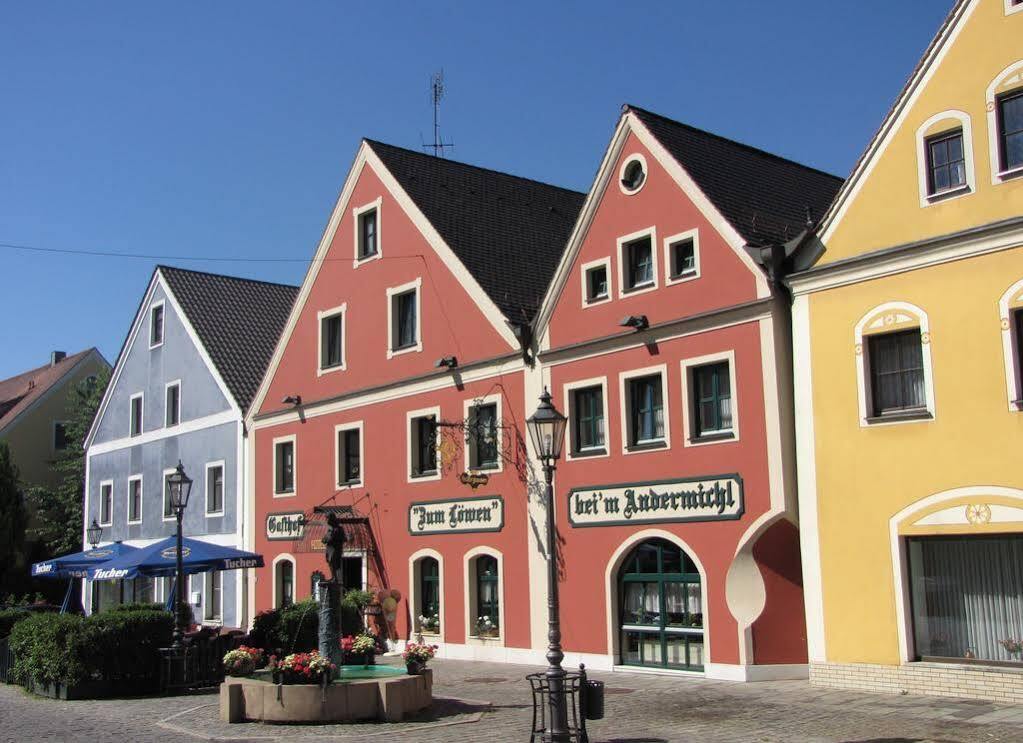 Hotel Gasthof Zum Loewen Velburg Exterior photo